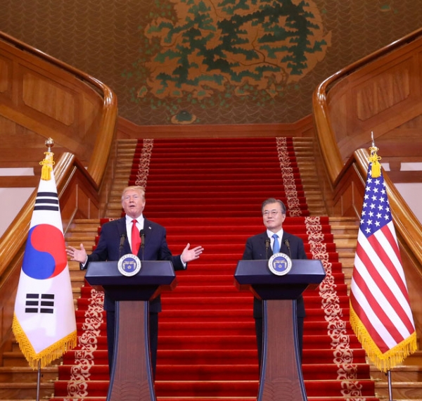 문재인 대통령이 30일 청와대 본관에서 도널드 트럼프 미국 대통령과 공동기자회견을 하고 있다.