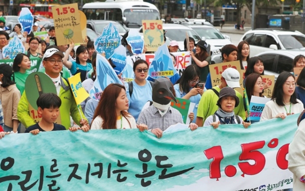 그린피스, 세계자연기금, 환경운동연합 회원과 시민들이 기후변화 대응을 촉구하는 평화 행진을 벌이는 모습. | 한겨레