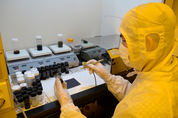 ETRI 탐반누엔 UST 박사과정 학생이 전도성 나노 소재를 유연 플라스틱 기판 위에 스프레이 코팅하는 모습