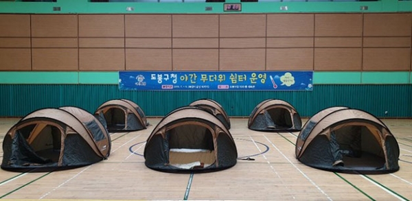 서울 도봉구청 지하 1층 체육관에 운영중인 야간 무더위쉼터에 설치된 텐트 모습. 2019.07.31. (사진=도붕구 제공)