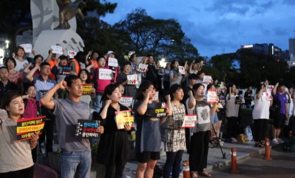 10일 오후 제주시청 조형물 앞에서 일본 아베 정권 규탄대회가 열린 가운데 참가자들이 일본 정부의 경제 보복 철회와 전쟁 범죄 사과와 배상을 요구하고 있다. [제공=뉴시스]