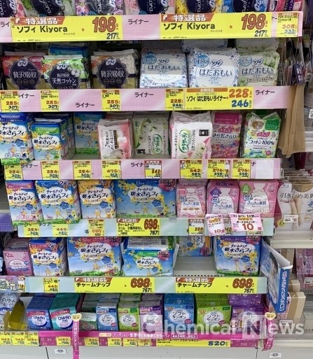 일본 도쿄 서미트스토어 아이세이 약국의 생리용품(맨 밑칸이 탐폰 제품들이 있다. 2019.9.7ⓒ포인트경제