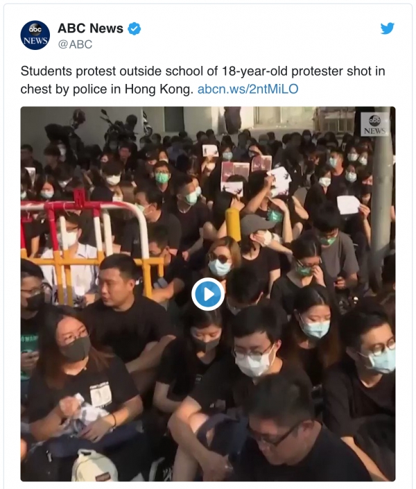 홍콩에서 18세의 시위자가 가슴에 총을 난사하는 사건이 발생하자 학생들이 학교 밖에서 시위를 벌이고 있다.[출처=트위터]