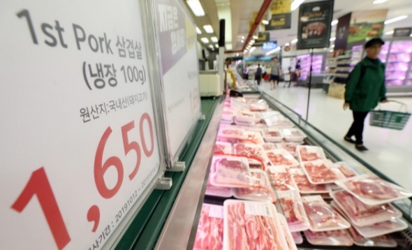 아프리카돼지열병(ASF) 발병 초기 급등했던 돼지고기 가격이 소비심리 위축과 유통물량 증가 영향으로 떨어지고 있는 가운데 14일 서울 한 대형마트에서 시민들이 돼지고기를 살펴보고 있다.[제공=뉴시스]