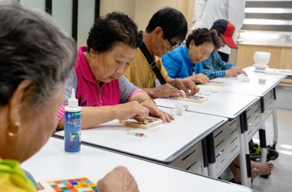 지난 19일 오후 경기 양평군 양평읍 '양평군 치매안심센터'에서 치매 예방 프로그램 '기억을 품은 학교'에 참여한 노인들이 퍼즐을 맞추고 있다.