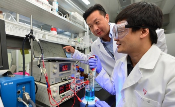 KIST 홍석원 센터장(가운데)이 연구원과 함께 광전기 촉매와 살균시스템의 성능을 테스트하고 있다. (사진/KIST 제공)