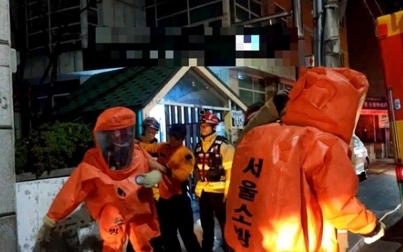 15일 서울 성북구 장위동 한 주택 앞에서 성북소방서 소방관들이 가스안전조치를 위해 작업복을 착용하고 있다. (사진=뉴시스/성북소방서 제공)