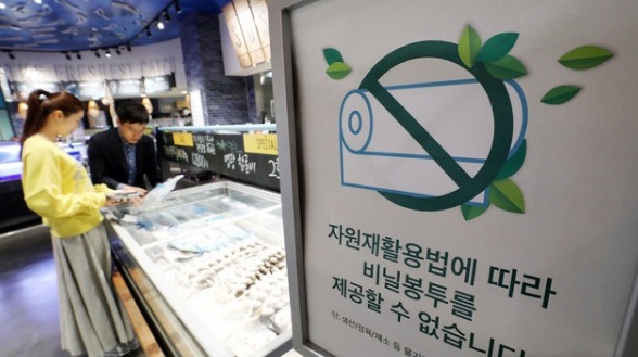 경기도 하남의 한 대형식품매장에 비닐봉투 사용 금지 문구가 붙어 있다.