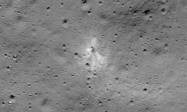 NASA는 2019 년 9 월 인도 Vikram 착륙선이 달 표면에서 추락 한 현장을 보여주는 Lunar Reconnaissance Orbiter로 촬영 한 이미지를 발표했다