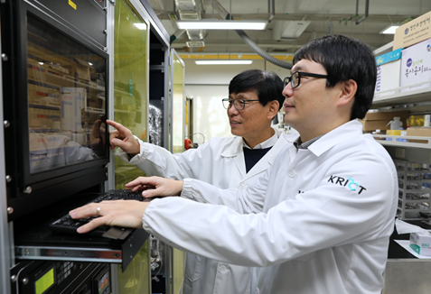 한국화학연구원 전기원 박사(좌)와 박해구 연구원(우)이 이산화탄소 반응 장치를 운전하고 있다.