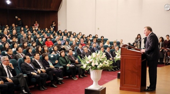 스테판 뢰벤 스웨덴 총리가 19일 오후 서울 여의도 국회도서관 강당에서 국회 연설을 하고 있다.
