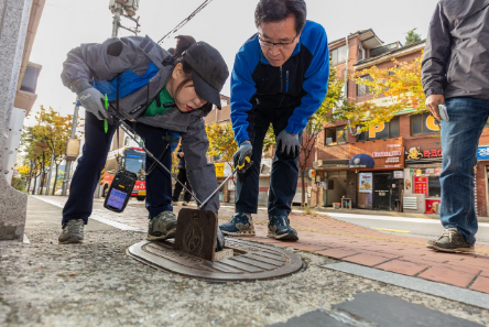 서울시설공단 조성일 이사장(사진 가운데)을 비롯한 관계자들이 상수도 시설 현장점검을 진행하고 있다.