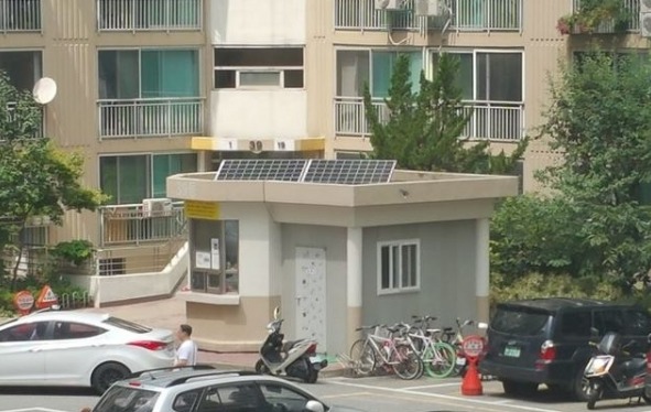 태양광 미니발전소가 설치된 서울시 아파트 경비실의 모습. [사진 출처=뉴시스]
