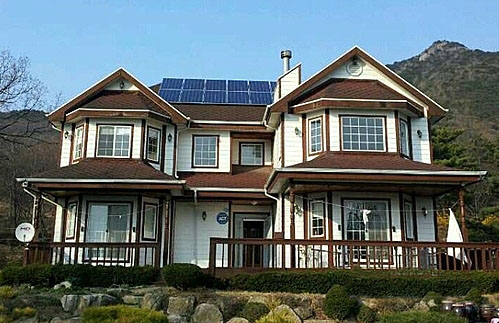 소형 태양광발전설비를 설치한 단독 주택 [사진 출처=뉴시스]