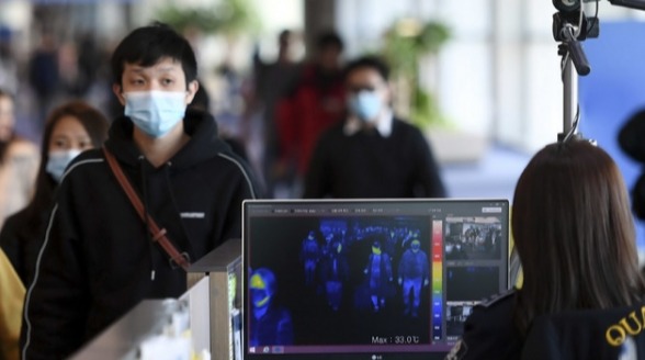 국내에서 '중국 우한 폐렴'증상자가 발생한 가운데 9일 인천국제공항 제1여객터미널에서 중국발 항공기 입국자들이 열감지카메라가 설치된 검색대를 통과하고 있다. [사진 출처=뉴시스]