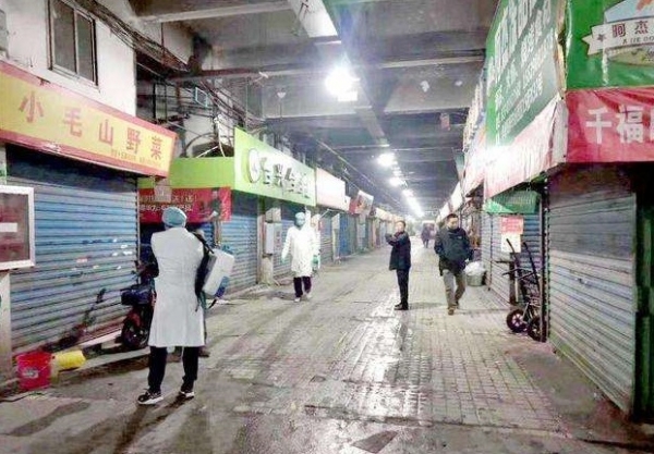 지난 1일 우한시 장한(江漢)구 화난(華南)수산 도매시장에서 방역 요원들이 소독 작업을 진행하고 있다. [사진출처 = 바이두]