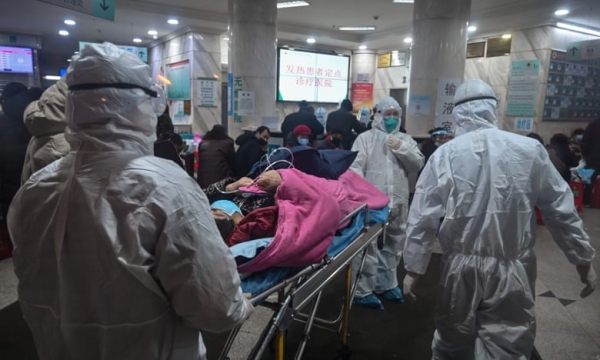 의료진은 토요일 우한 적십자 병원에 환자와 함께 도착했다. 코로나 바이러스 발생으로 56 명이 사망했습니다. 사진 : 게티 이미지를 통한 Héctor Retamal / AFP