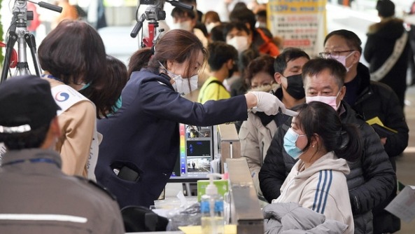 신종 코로나바이러스 감염증 국내 확산을 막기 위해 중국에서 입국하는 여행자들의 전수발열검사가 이어지고 있는 28일 인천국제공항 검역담당자들이 중국 항저우발 항공기 탑승객들을 대상으로 발열 검사를 하고 있다. (사진=뉴시스)