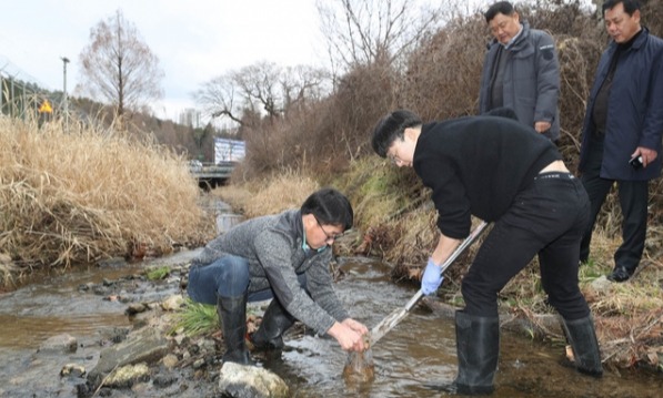 대전보건환경연구원이 28일 오후 한국원자력연구원 주변 하천에서 시료를 채취하고 있다. (사진=뉴시스)