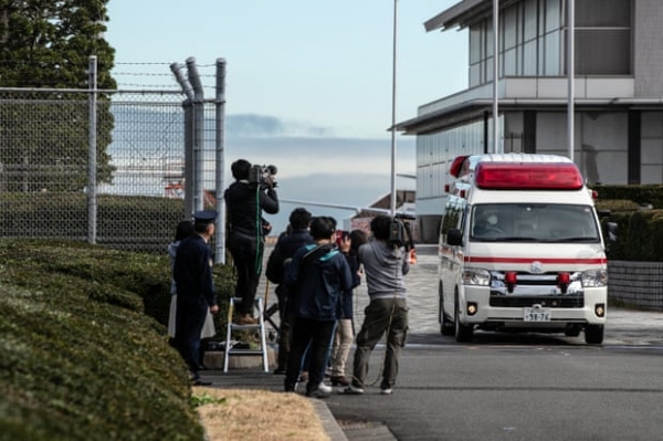 독감과 유사한 증상을 보이는 우한에서 귀환 한 일본인 구급차. 사진 : Carl Court / Getty Images