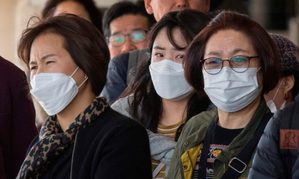 승객들은 로스 앤젤레스 국제 공항에서 아시아 행 항공편에 도착할 때 코로나 바이러스 확산을 방지하기 위해 안면 마스크를 착용했다.