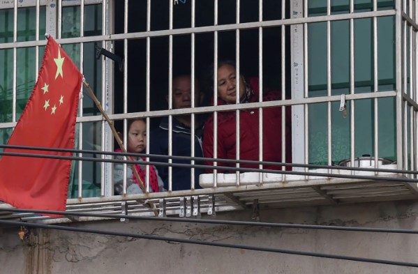1 월 27 일 우한 외곽에있는 한 가족이 집에서 밖을 내다 본다 (사진= AFP / Getty Images)