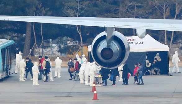 후베이성 우한 교민들이 31일 오전 서울 강서구 김포국제공항에 도착하여 추가 검역을 받고 있다 /사진=뉴시스