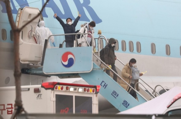우리 교민들이 두 번째 전세기를 타고 1일 오전 김포공항에 도착, 비행기에서 내려 차량으로 향하고 있다.