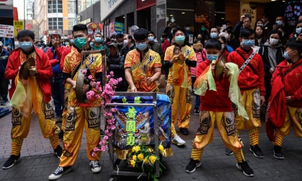 홍콩의 몽콕 지구에서 공연하는 동안 중국 사자춤 팀이 안면 마스크를 착용합니다. 건강 관리자들은 코로나 바이러스 발생을 억제하기 위해 중국 국경을 폐쇄하려는 정부의 거부에 대해 파업을 시작할 예정이다. AFP