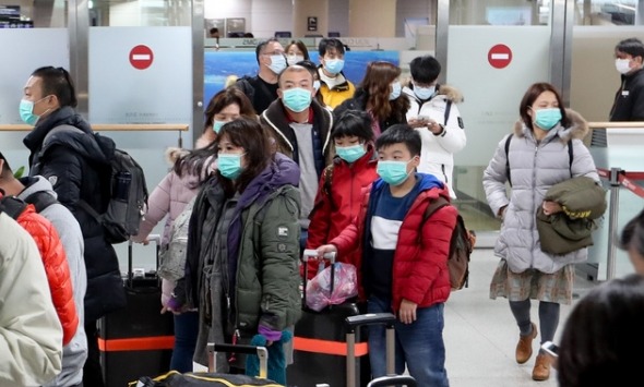지난 1월28일 제주국제공항의 마스크를 쓴 중국인 관광객들 / 사진 =뉴시스
