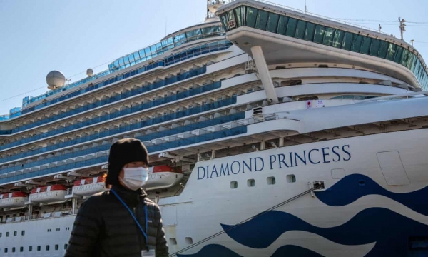 승객들이 코로나 바이러스 진단을받은 이후로 요코하마 항구에 다이아몬드 프린세스 크루즈 선이 좌초되었습니다. 사진 : Carl Court / Getty Images