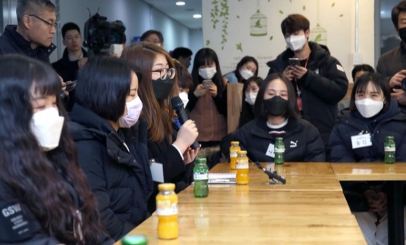 중국인 유학생이 4일 오후 서울시립대학교에서 중국인 유학생들을 대상으로 열린 신종 코로나바이러스 감염증 관련 간담회에서 발언하고 있다./사진=뉴시스