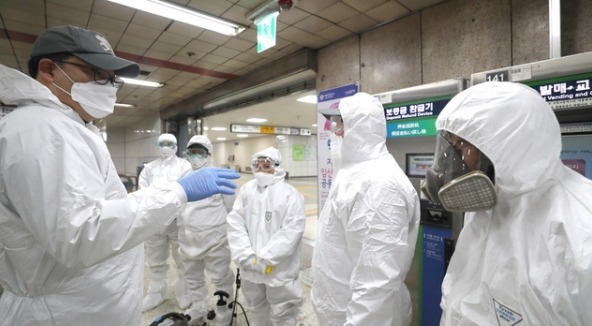신종 코로나바이러스 감염증(코로나19) 국내 29번째 확진자의 동선으로 알려진 서울 동대문구의 한 지하철역에서 21일 오전 한국방역협회 관계자가 작업지시를 하고 있다./사진=뉴시스