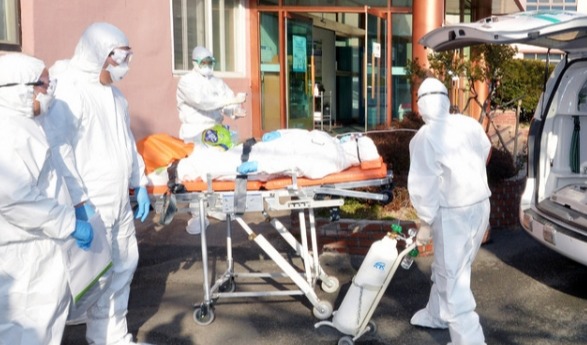 코로나19로 국내 첫 사망자가 발생한 곳으로 알려진 21일 오후 경북 청도군 대남병원에서 질병관리본부 관계자들이 코로나19 의심 환자를 이송하고 있다.