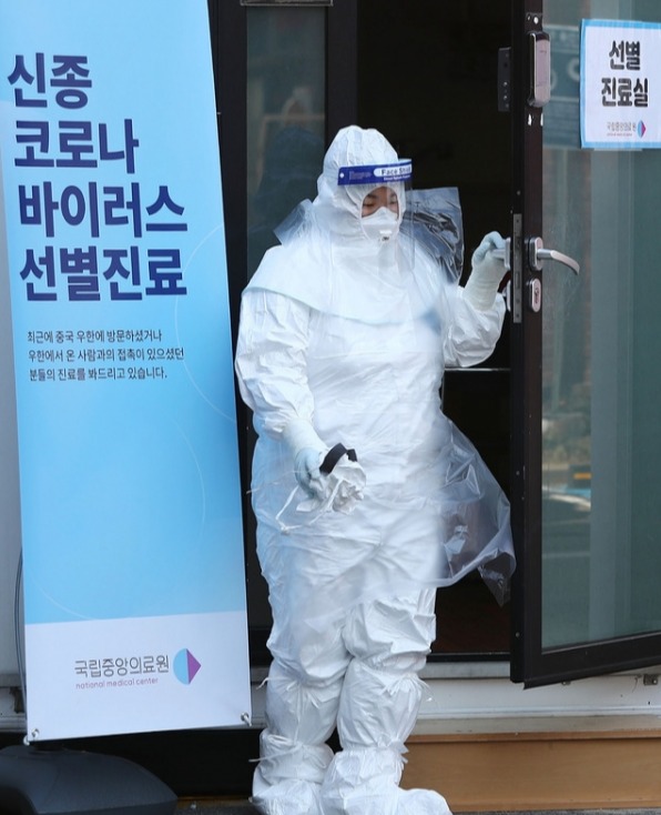 서울 중구 국립중앙의료원 선별진료실에서 나오는 의료진 / 사진=뉴시스