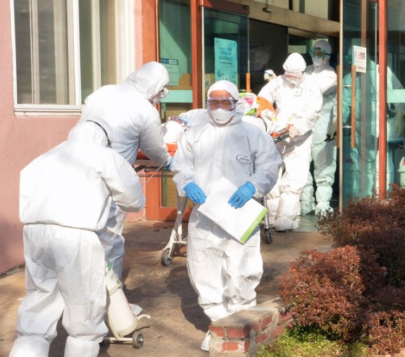 경북 청도군 대남병원에서 질병관리본부 관계자들이 코로나19 의심 환자를 이송하고 있다.