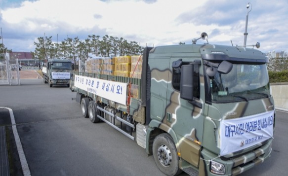 대구월드컵경기장으로 군용트럭을 이용해 전투식량을 수송하고 있는 육군