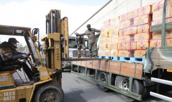 지난 27일 대구월드컵경기장에 도착한 육군 소속 11톤 트럭에서 전투식량을 하역하고 있다./사진=육군