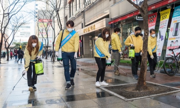 양천구청 직원들이 29일 서울 목동 행복한백화점 앞 축제의거리에서 코로나19 예방 방역 작업을 하고 있다.