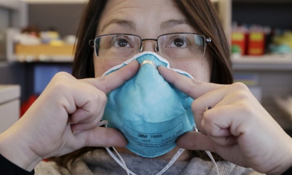 시애틀 및 킹 카운티 공공 보건 간호사 인 Eileen Benoliel은 마스크를 올바르게 착용하는 방법을 설명한다. /사진=AP