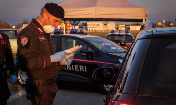 이탈리아 carabinieri는 북부 이탈리아 Casalpusterlengo에서 도로를 차단했다./ EPA