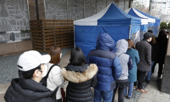 시민들이 10일 오전 건물 콜센터 근무자가 코로나19 확진자로 확인돼 폐쇄된 서울 구로구 코리아빌딩에 설치된 선별진료소에서 코로나19 검사를 위해 줄을 서 있다. /사진=뉴시스