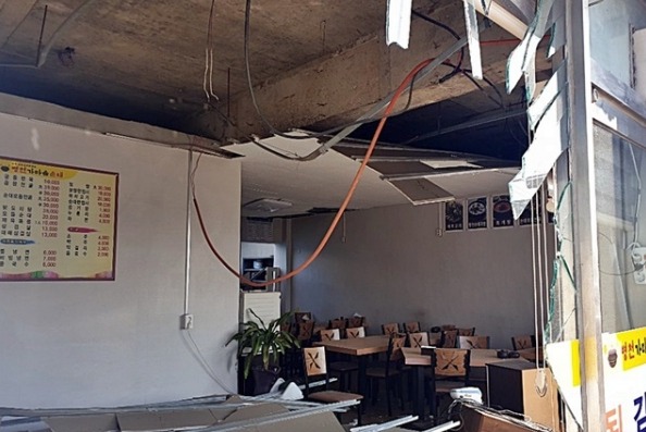 폭발사고로 공장 앞에 있는 식당이 폭발 여파로 천장이 내려 앉고 내부 집기 등이 부서졌다.