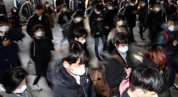 12일 코로나19 집단 감염이 발생한 구로 코리아빌딩 콜센터 인근인 서울 구로구 신도림역에서 마스크를 쓴 시민들이 출근을 서두르고 있다./사진=뉴시스