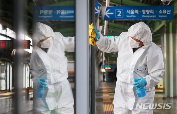 집단감염 발생지인 콜센터 인근 서울 구로역에서 13일 관계자들이 방역을 하고 있다.