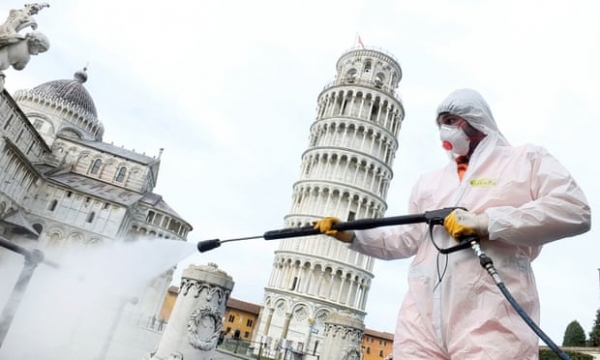2020 년 3 월 17 일 이탈리아 피사의 사탑과 기적의 광장 아래에서 소독/EPA