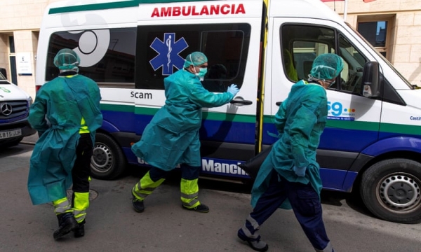 구급대 원이 스페인 중부 토 멜로 소에있는 노인 퇴직자 구급차에 도착했다. 코로나 바이러스 양성 검사를받은 14 명 이상의 노인이 사망했다