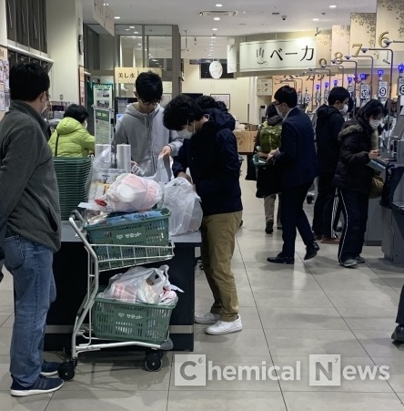 25일 도쿄도지사가 기자회견 1시간 후 라면 등을 구매한 도쿄도의 한 마트의 소비자들의 모습 / 사진=포인트경제 도쿄 취재원