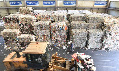 지난 4일 오후 경기 수원시 영통구 수원시자원순환센터에 플라스틱 등 재활용 쓰레기가 산더미 처럼 쌓여 제2의 쓰레기 대란을 예고하고 있다.