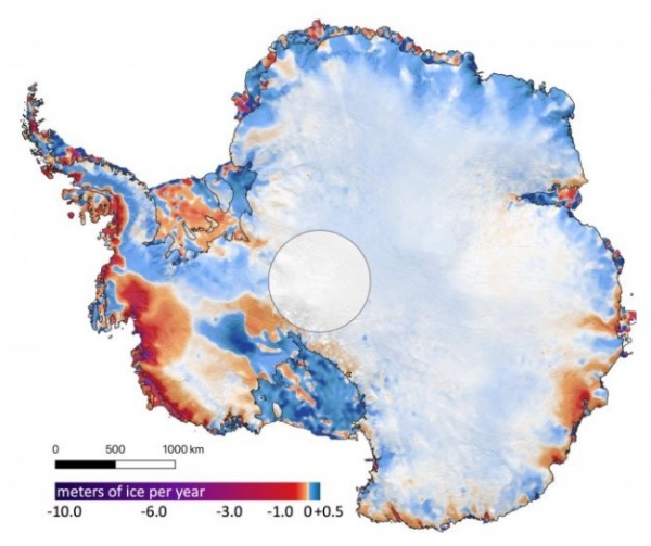 이 지도는 2003년에서 2019년 사이에 남극 대륙이 얻거나 잃은 얼음의 양을 보여준다. /© Smith et al. 사이언스지